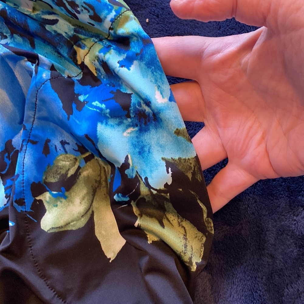 Beautiful, Peter Nygard, size M, halter style dress with pockets! Great colours! - Picture 7 of 7